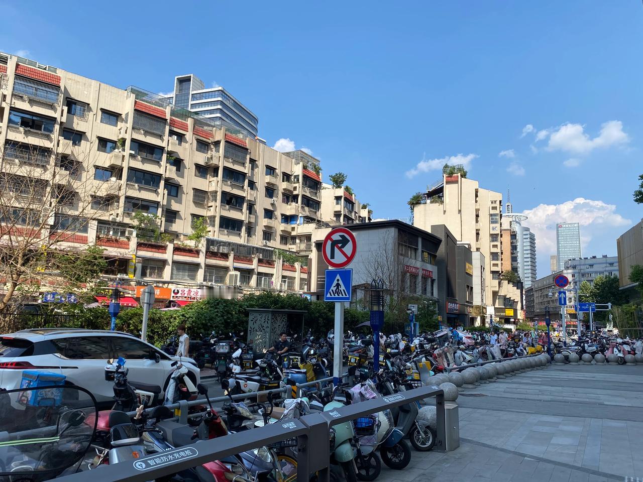 合肥的城市角落里停满了电瓶车
电瓶车之都，地摊之都，名副其实