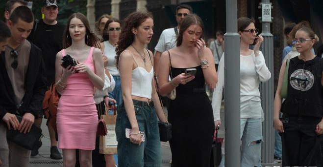俄罗斯年轻的女子为什么都愿意支持丈夫去前线？其实并不是她们多爱国，只是因为俄罗斯