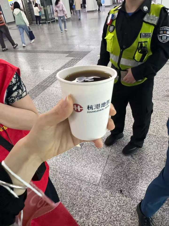 早高峰女子乘地铁突发低血糖，地铁站务员递棒棒糖、送红糖水；永兴坊负一层堆满麻袋泡沫盒纸箱？雅仕苑门口
