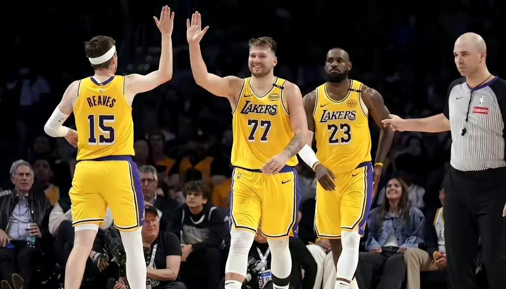 觉得里弗斯复出应该打替补
首发需要俩个防守强点，错峰出行
第六人对于里弗斯来说很