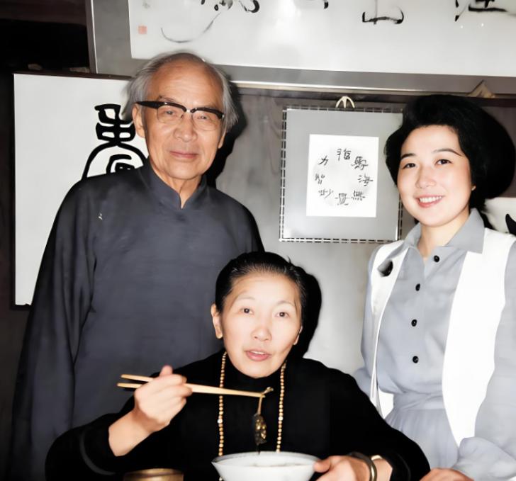 佘爱珍答应嫁给胡兰成之前，开出了一个让他刻骨铭心的条件：婚后家中银钱进出必须归她