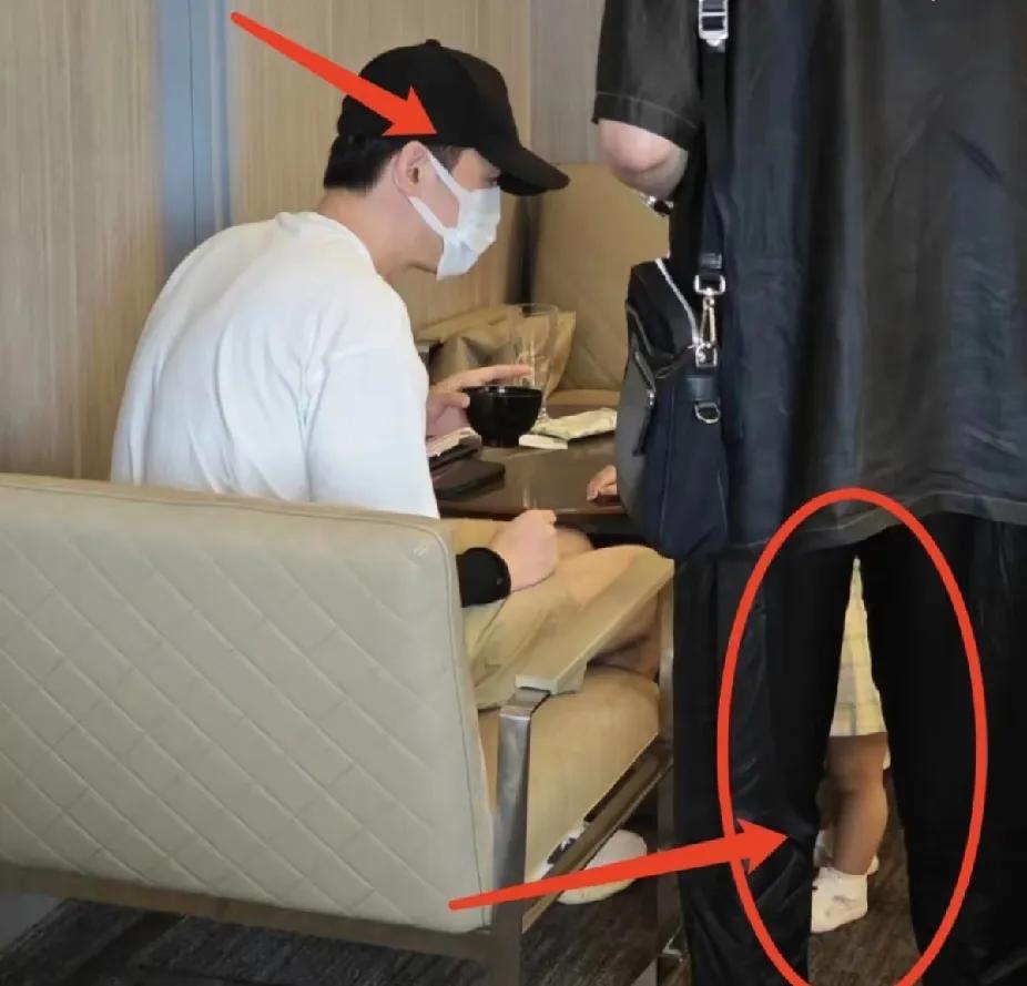 胡歌给天下所有男人上了一课。 结婚不一定要找又白又富又美的， 也不一定是要找大明