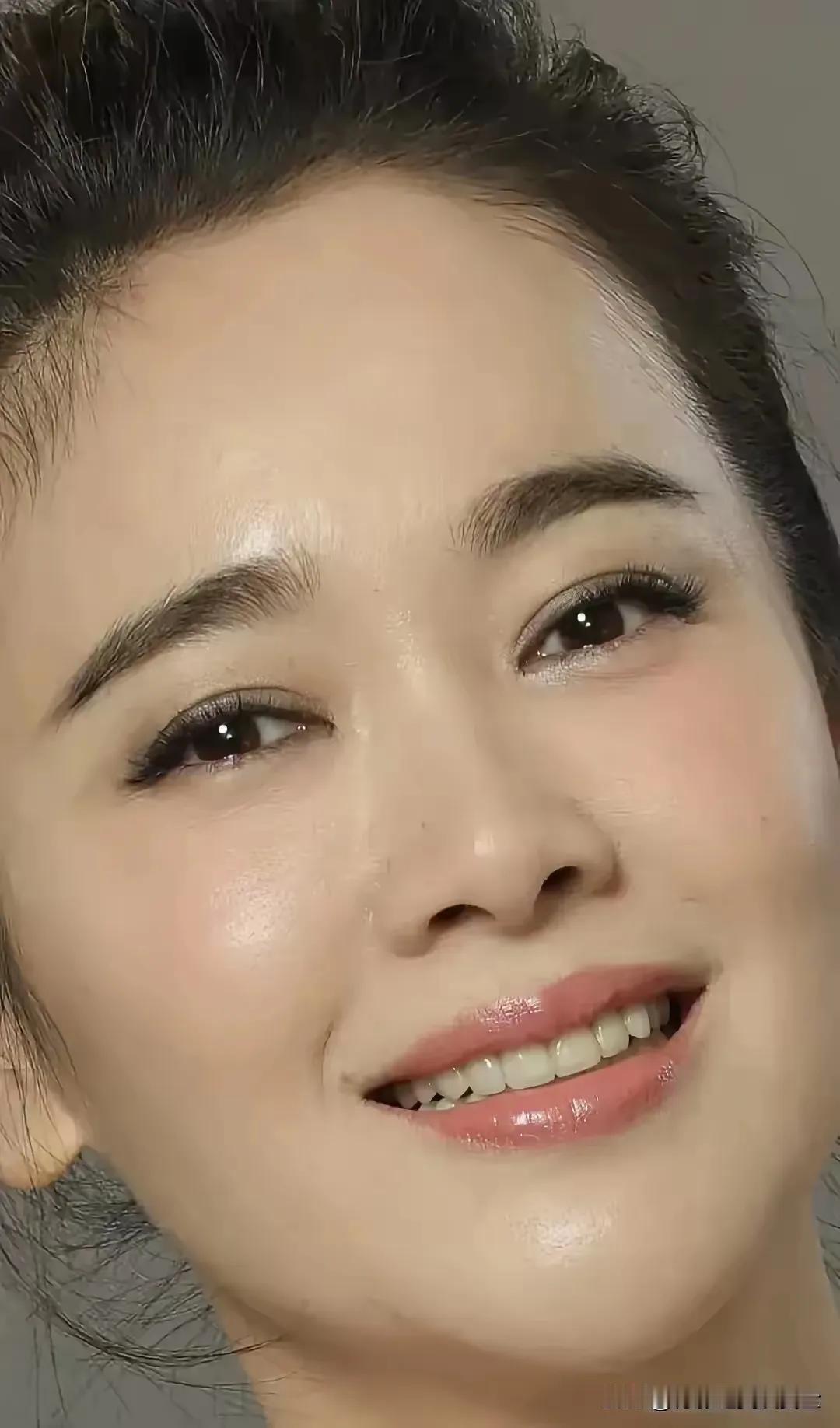 左小青怼脸照
说实话
她长的并不是特别漂亮
但是只要一笑起来就感觉特别甜
你们觉