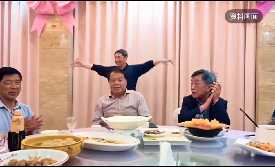 湖南娄底一名男子接到老同学邀请，前往参加同学聚会，到场后他发现现场除了邀约自己的