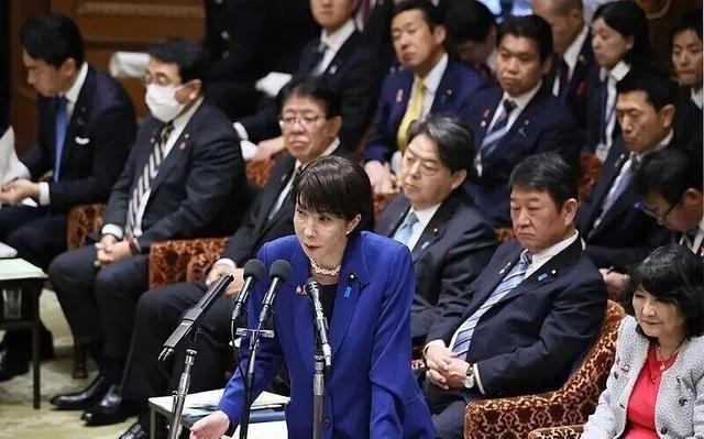 高市早苗踢到铁板！想给中国下绊，反把自己2.2万亿日元踢没了，李在明转身补一刀！