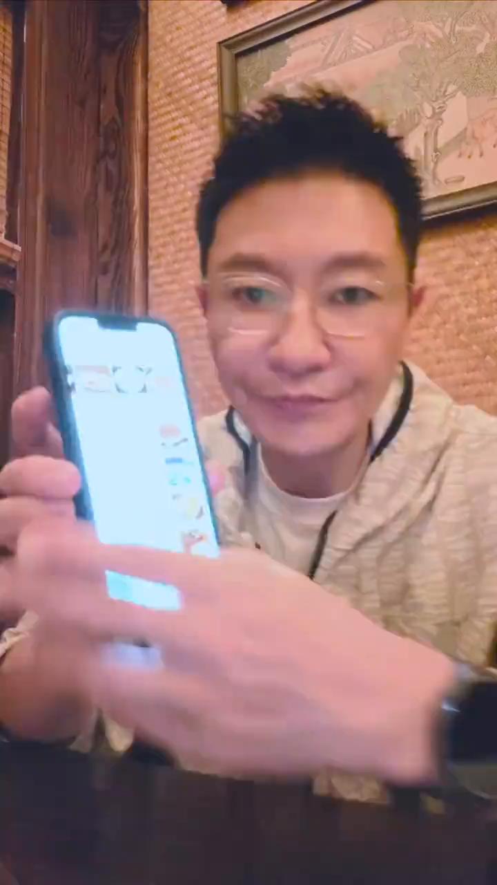 飙汗了，我觉得炭烤的会更香。
李在七么斯，收工了。吃个小馆儿，正是易受惊的年纪。