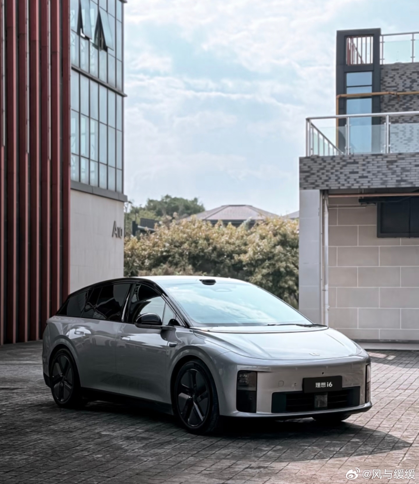 谁懂啊！等了好久的理想i6居然提前交付了～ 本来还担心赶不上清明全家出游，现在终