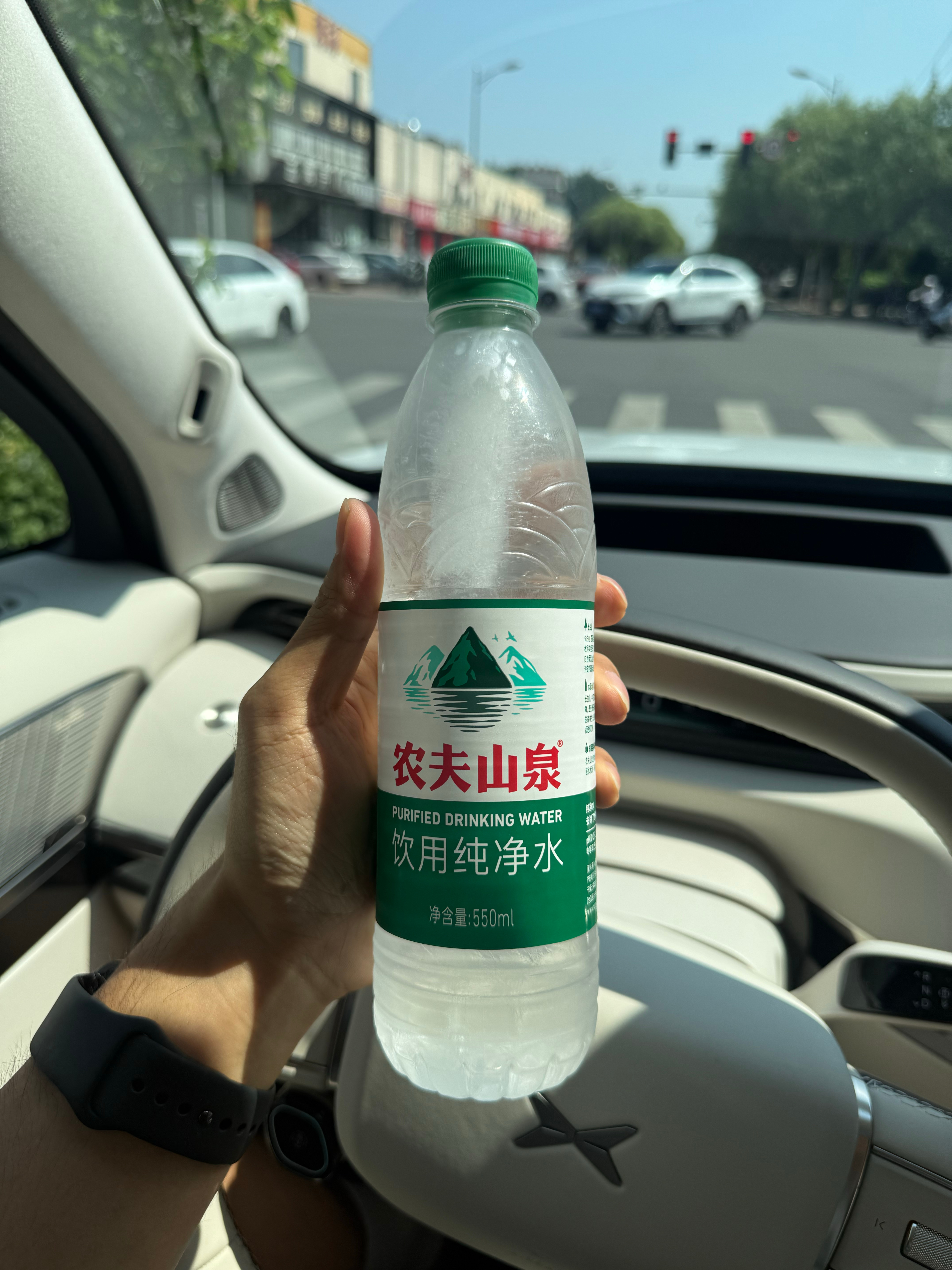 小鹏 G9L 的冰箱真牛逼给矿泉水冻得邦硬....无从下嘴啊！ ​​​