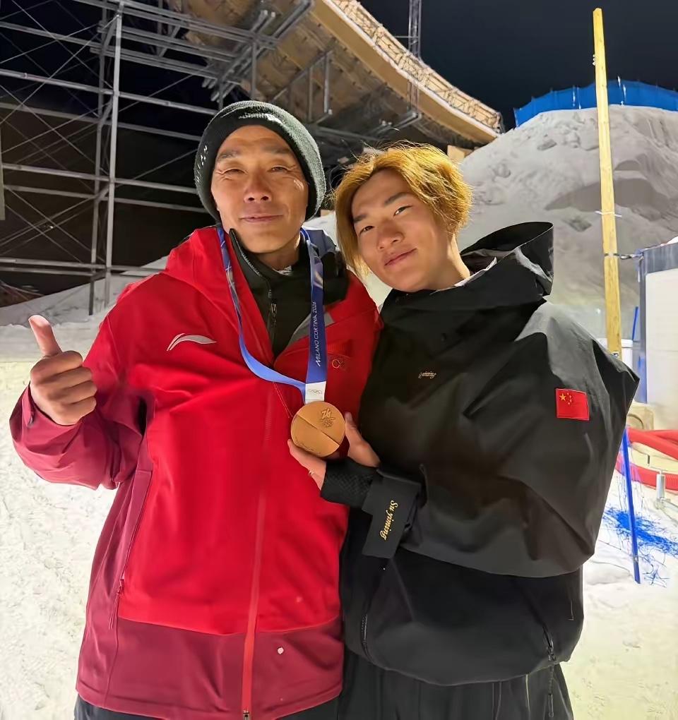 苏翊鸣这次没拿金牌，真不能怪他。四年前夺冠时才俩 1800 动作，如今这届冬奥会