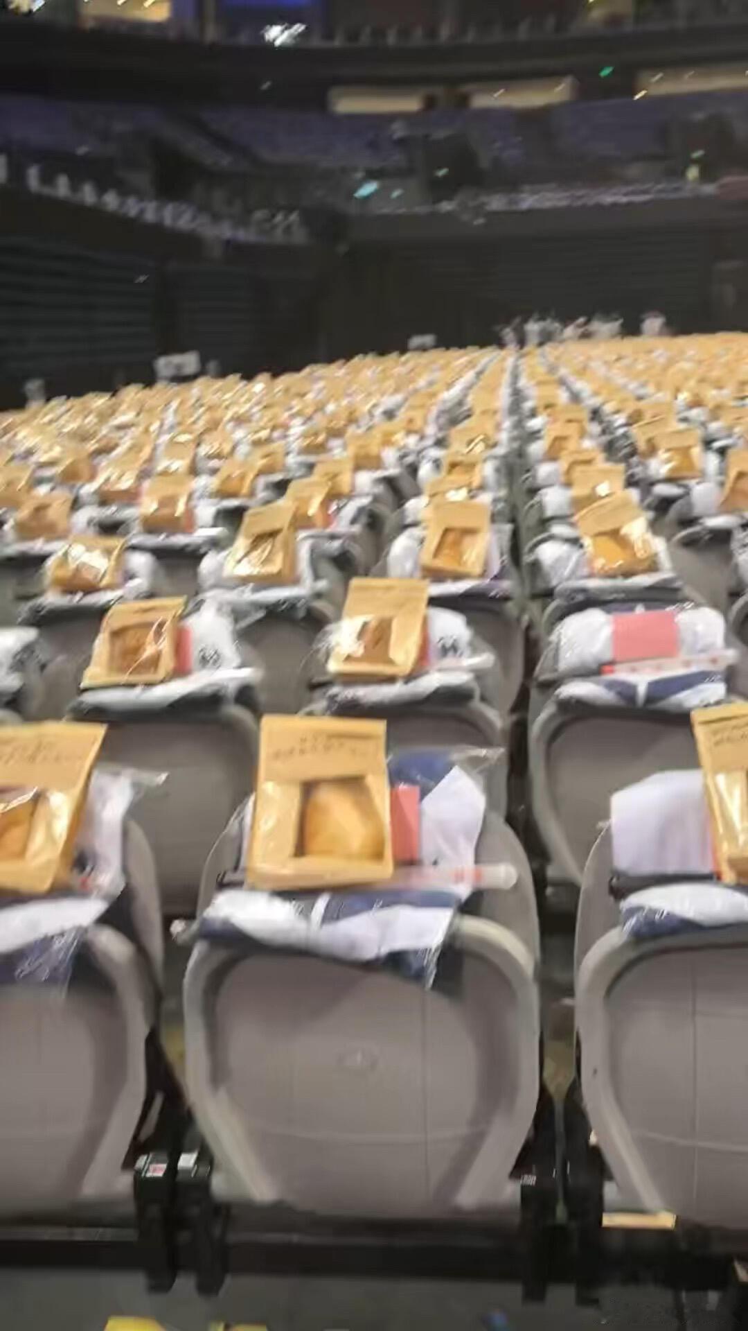 徐良送全场女生包包徐良请一万人吃鸡腿面包谁还没羡慕徐良演唱会观众！万人鸡腿面包安
