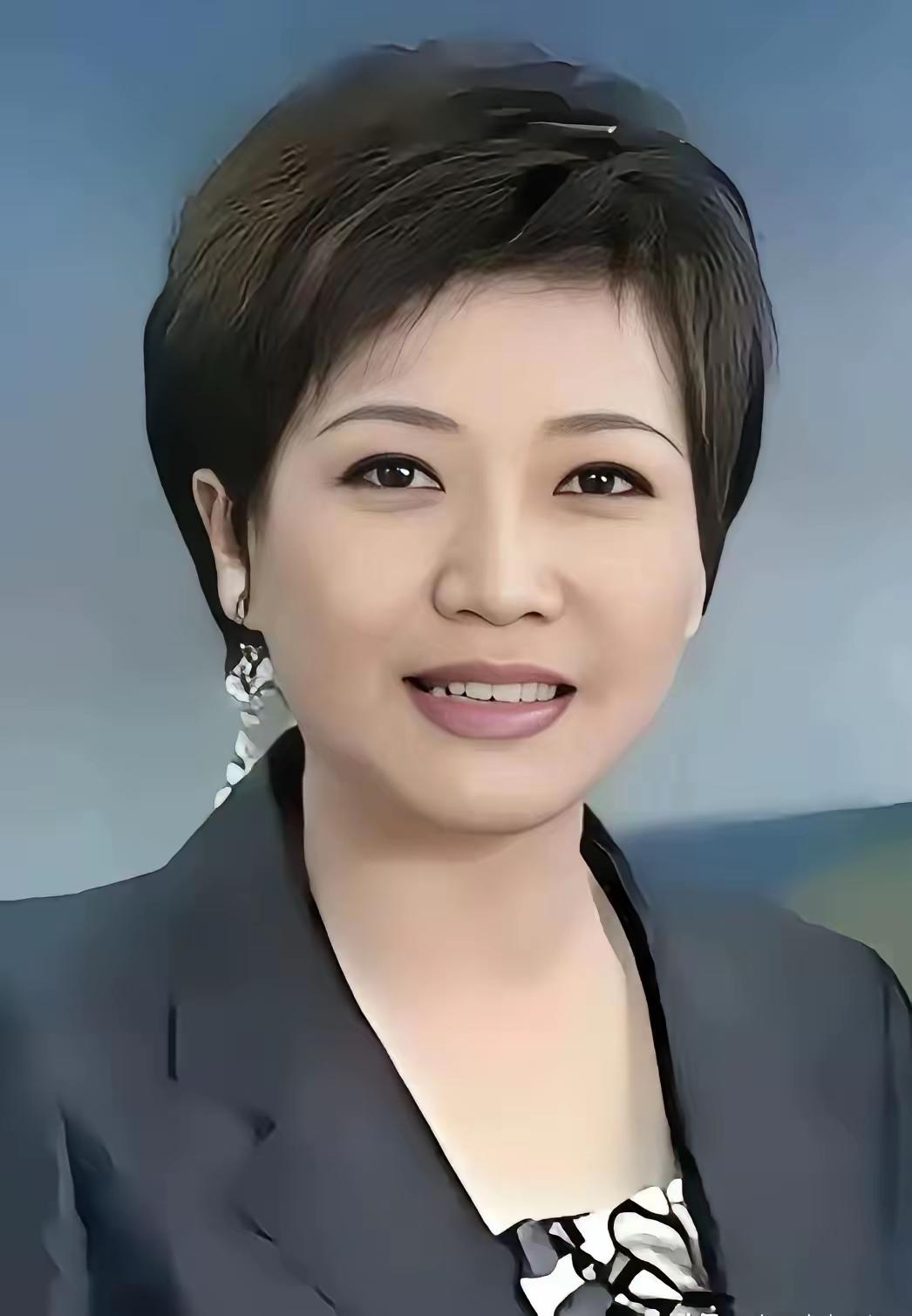 央视最美的女主持人
你们认识她吗？
她一眼就看出来了她的福气之相，她梳着短发，给