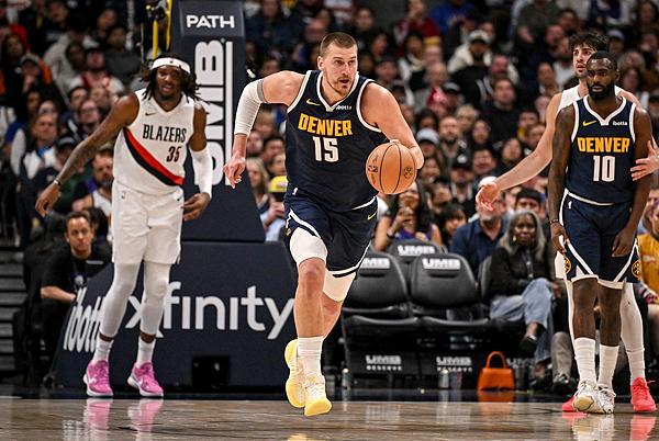 你们知道掘金为什么要争抢西部第3吗？主要有3个原因！
1、首先湖人的重大伤病出现