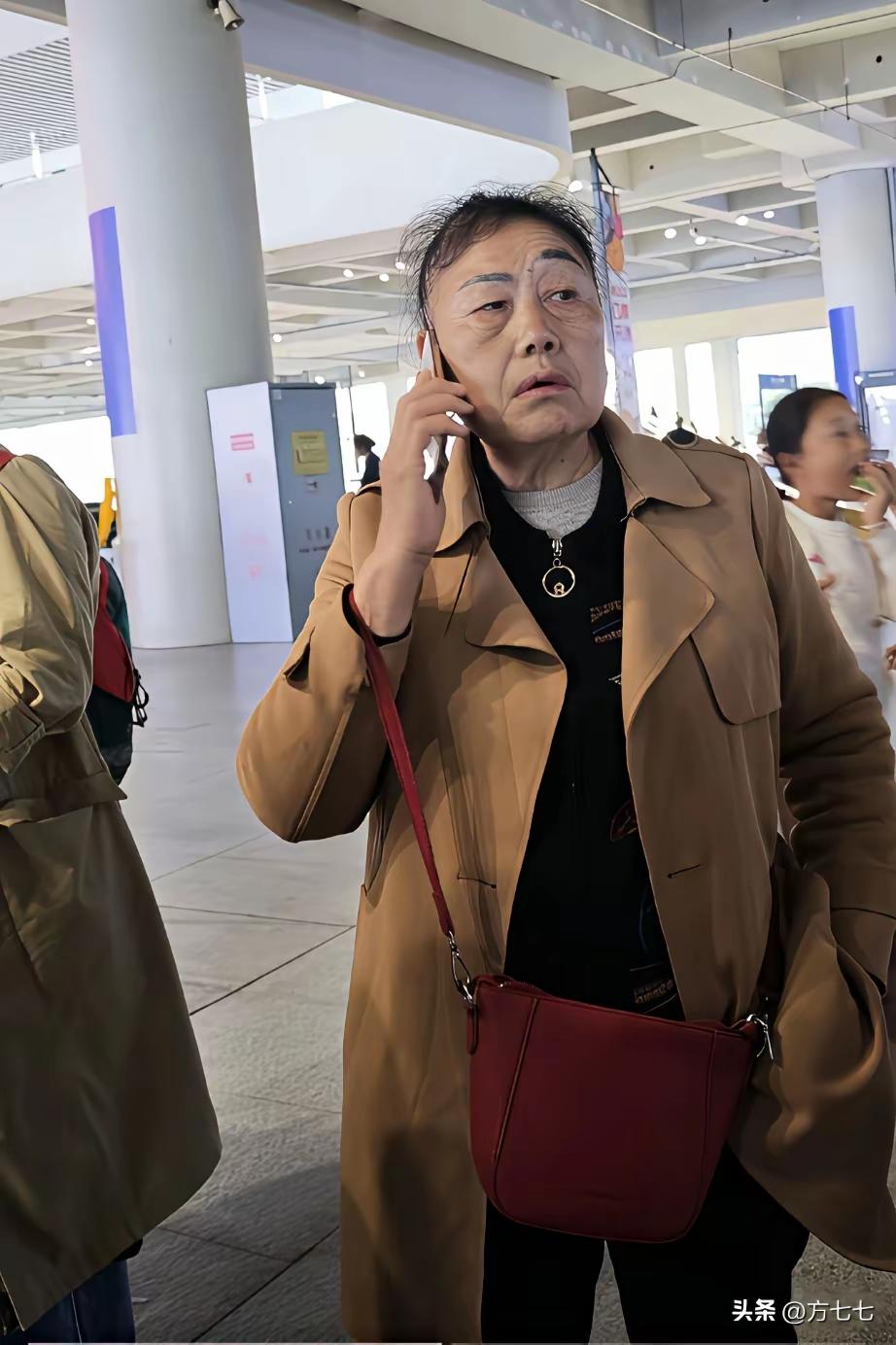 眉眼有高低？
这位的眉眼海拔也相差太大了吧？一个高高在上，独上高楼，有点儿孤独求