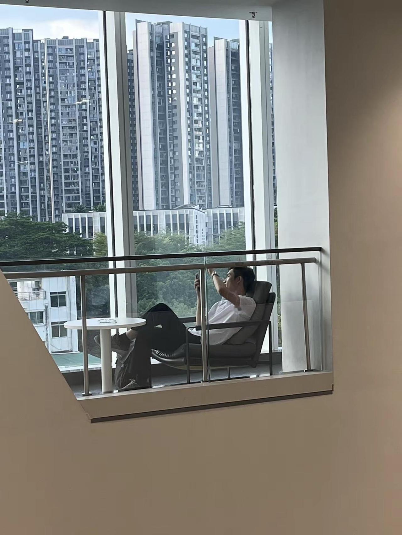 这自习环境好到没话说🌿 光明图书馆的自习室环境，也太好了吧可以在大玻璃窗旁边的