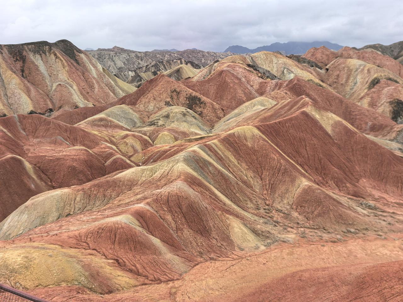 七彩丹霞，一眼万年。世界级的‘中国彩虹山’，亿万年风雨雕琢的大地奇观。”大自然这