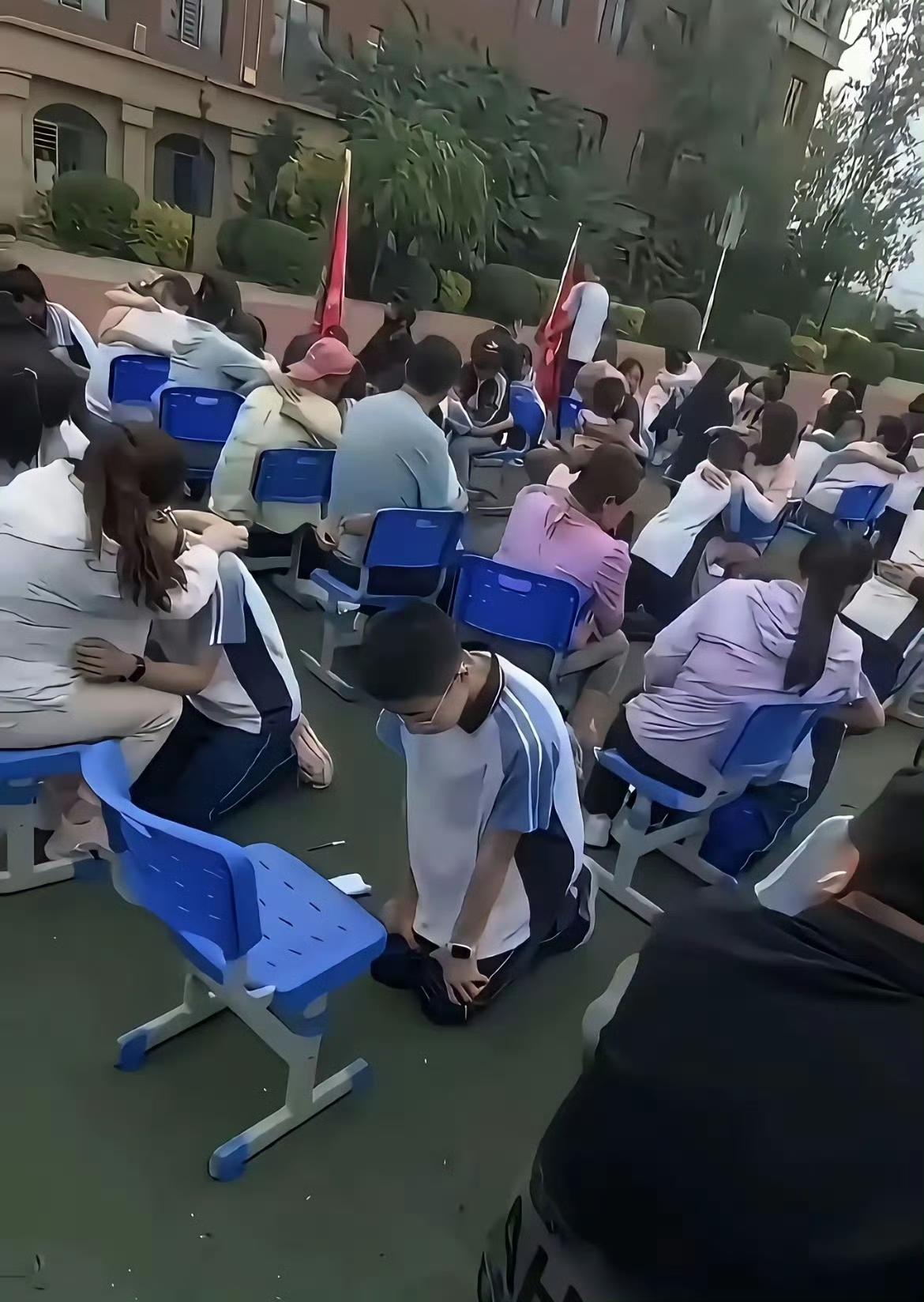 当校园里满是相拥的亲子，多少家长看完默默红了眼眶。
我们总以为来日方长，忙着工作