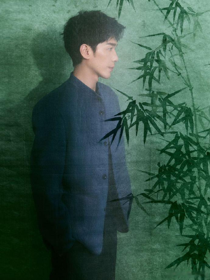 家人们快看！白宇精品之夜出发图一身蓝色苏到心巴，“青松竹林执子布棋局”古风氛围拉