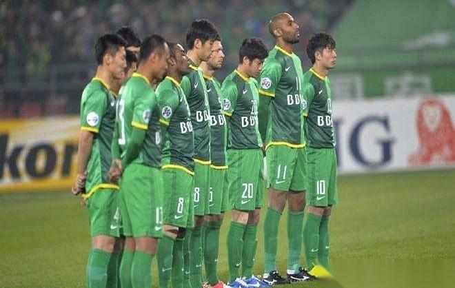 国安的亚冠35人报名单里一口气塞了8名外援。
近期正踢出状态的本土中场贾非凡直接