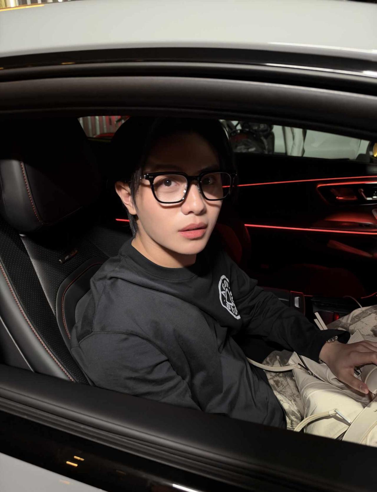 好好好
谢谢你通知我们你俩在一起哈😃
（🐶懵懵的好可爱，戴着👓好乖）
wi