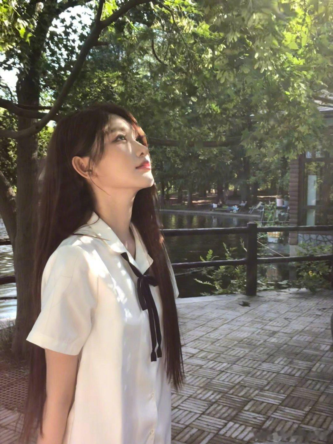 周诗雨校服写真 原来校服可以这么美丽吗......周诗雨这波属于是靠脸撑起了整个