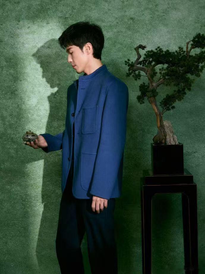 家人们快看！白宇精品之夜出发图一身蓝色苏到心巴，“青松竹林执子布棋局”古风拉满，