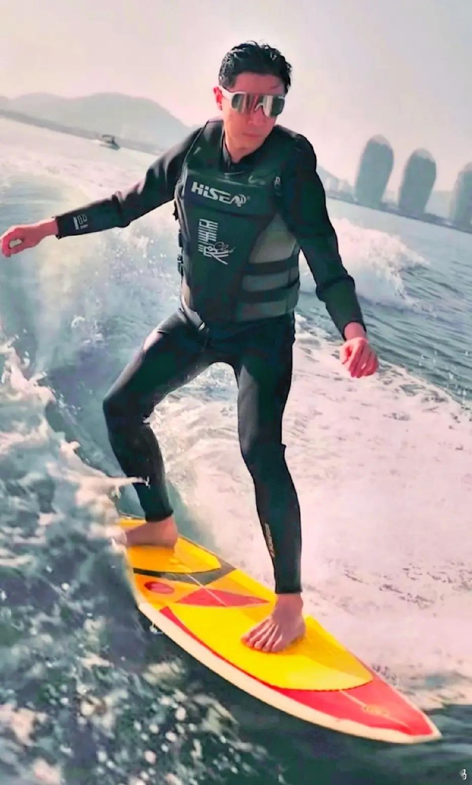 张维伊晒出三亚冲浪，不得不说，还挺帅气的！这是他和董璇结婚后的第一个年，全家人在