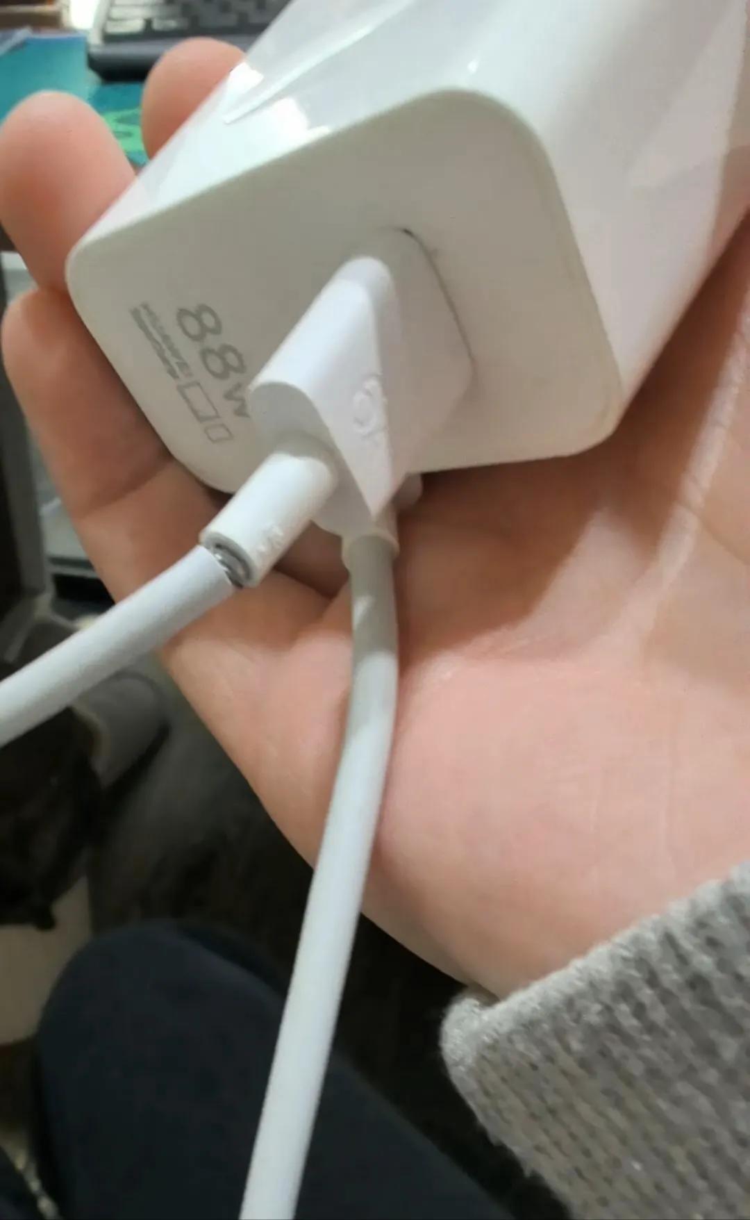 很多网友问：手机充电线这个位置容易坏，大家有什么办法解决一下？