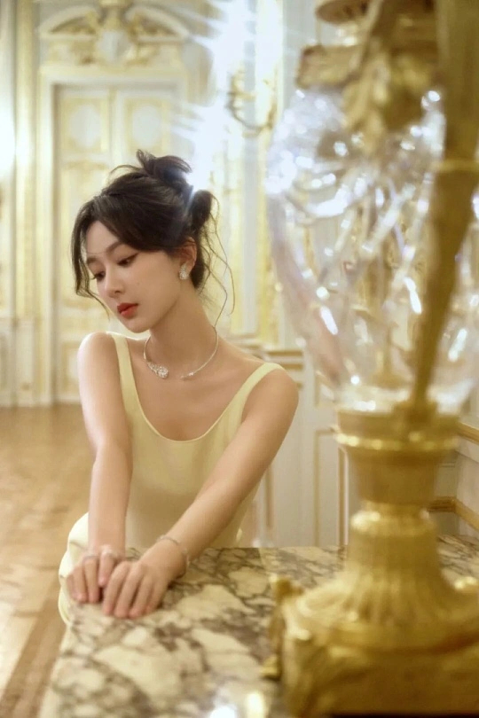 杨紫黄金长裙杨紫这袭黄金长裙也太绝了！华伦天奴定制的金色满钻裙身缀满璀璨钻饰，中