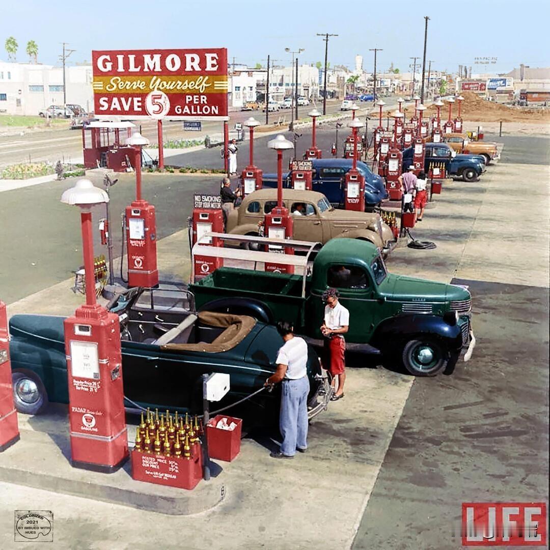 这张照片展示的是 1948 年位于美国加利福尼亚州洛杉矶的 Gilmore "G