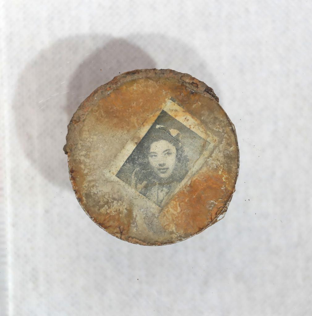 2016年，韩国送回一批志愿军烈士遗骸。在506号棺椁里，工作人员发现了一面旧铜