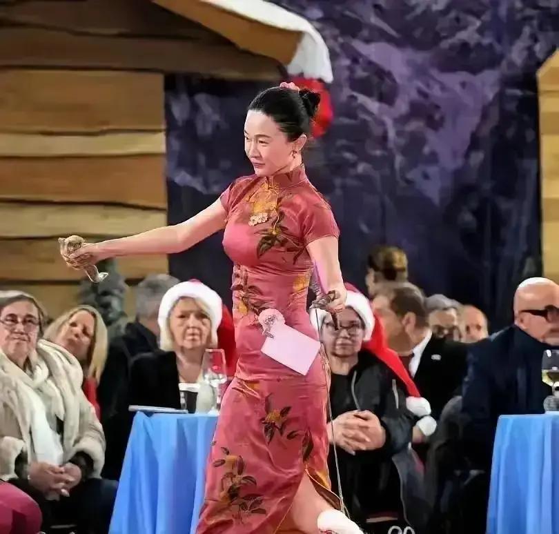 一件狗用冲锋衣，标价698，比你的还贵。
 
别急着骂。你翻看标签：仿生毛发结构