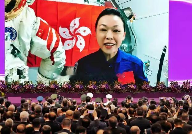 香港区旗在空间站展示，这就是用香港宇航员的重大意义
7月1号当天，香港迎来回归祖