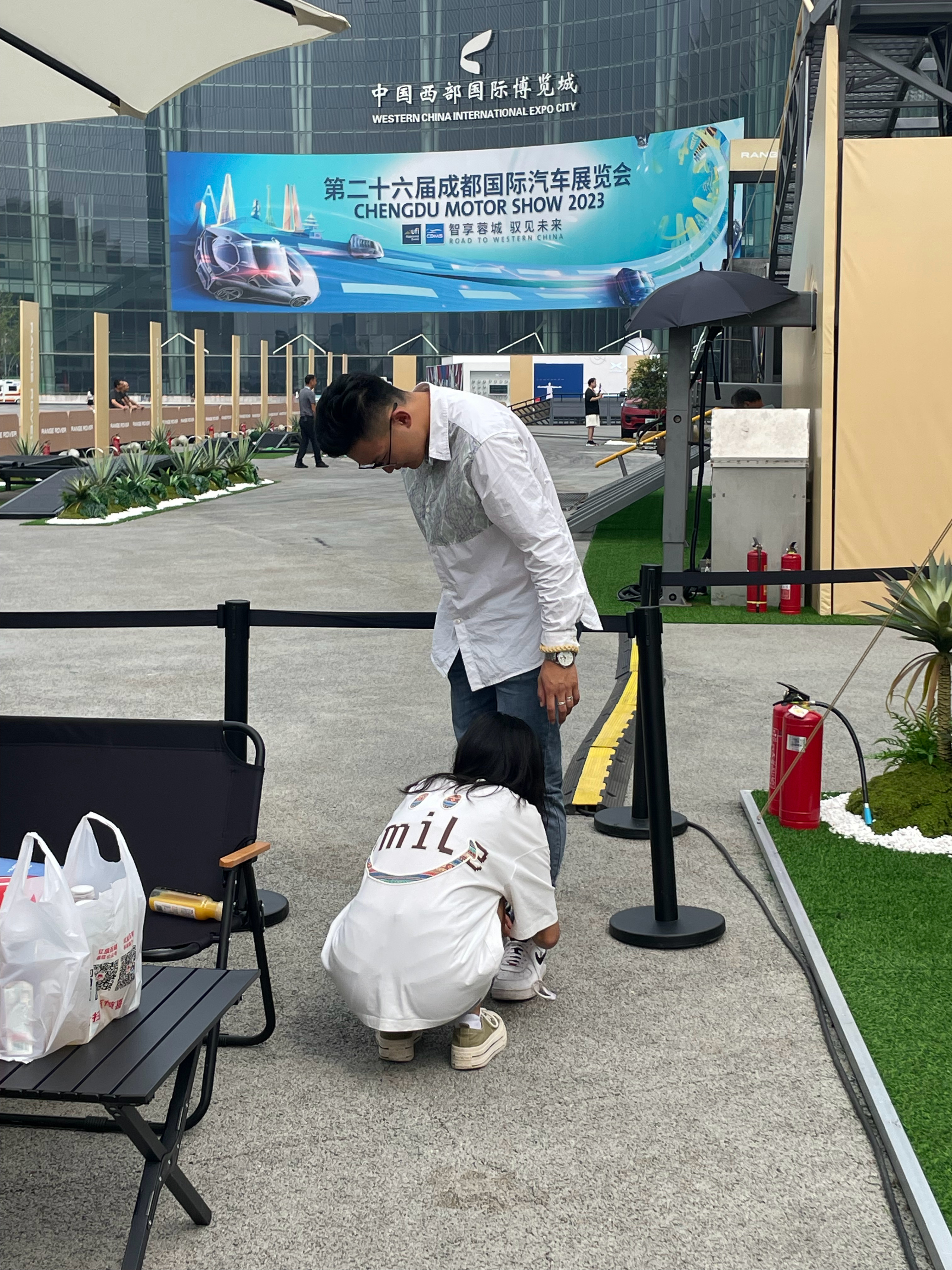 这男孩行，直接让女孩蹲下给系鞋带儿！ ​​​