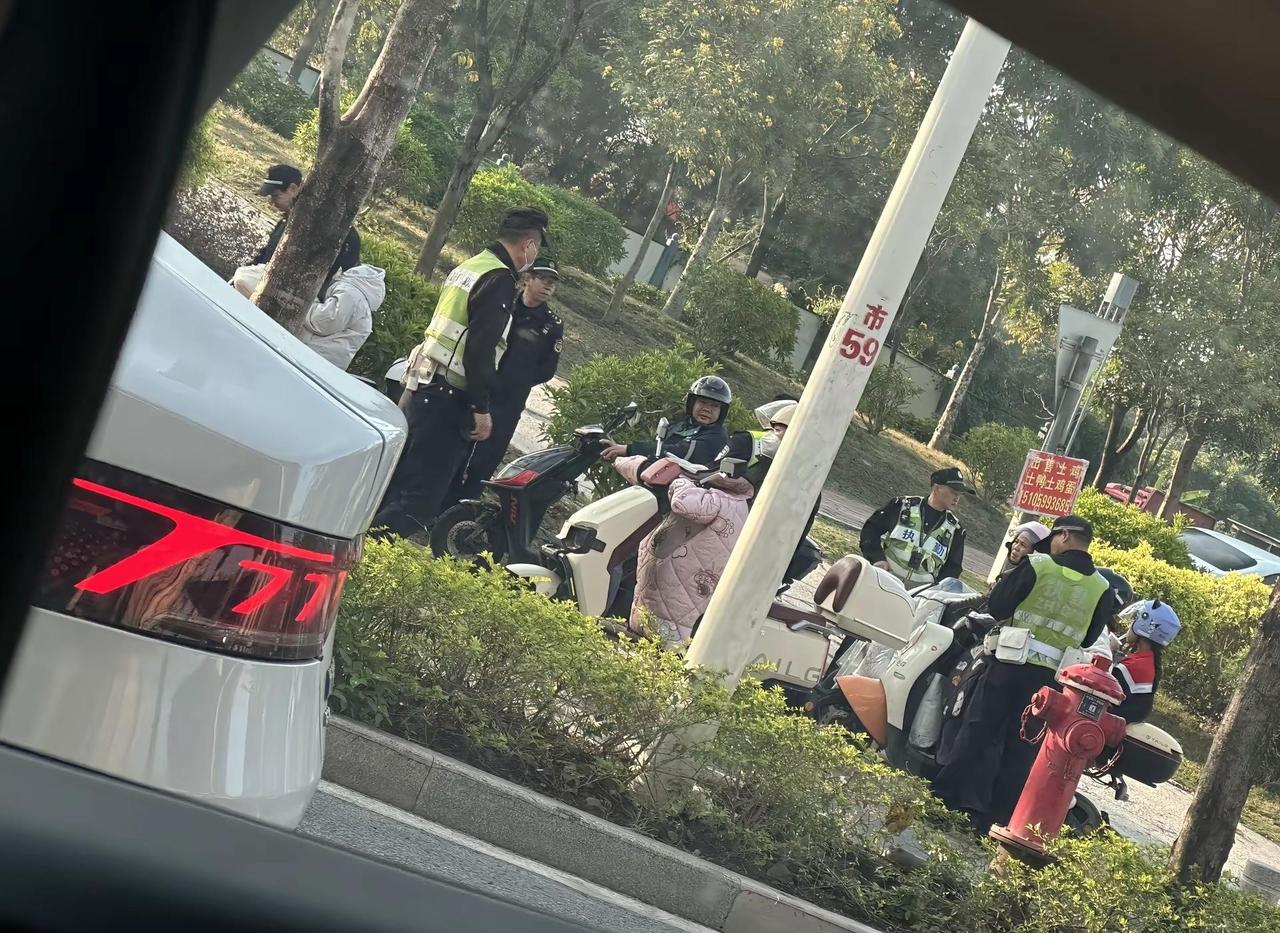 厦门交警怪好的，人家都说了不用不用，还非要帮人家推车，你看总会有人寒窗苦读、风雨