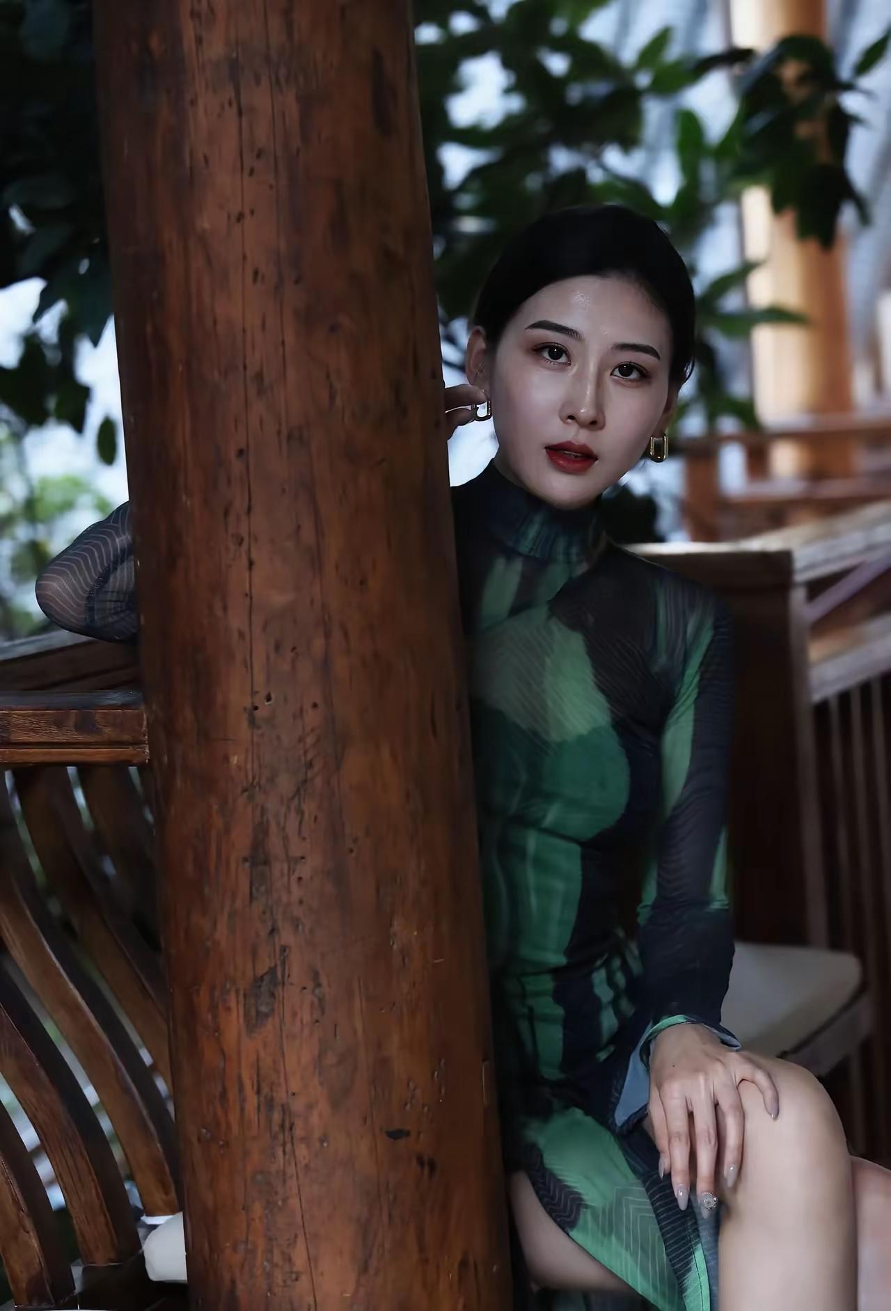 倚柱思佳人，红妆映绿衣。倚栏照 红妆倚苇 红裳倚树 绿衣凝眸