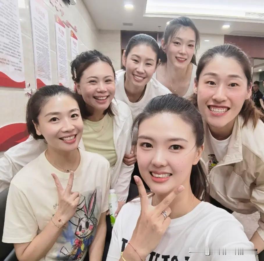 猜猜看，这群在海南和乡亲们打比赛的女排姑娘们都是谁？[偷笑]

魏秋月、张常宁、