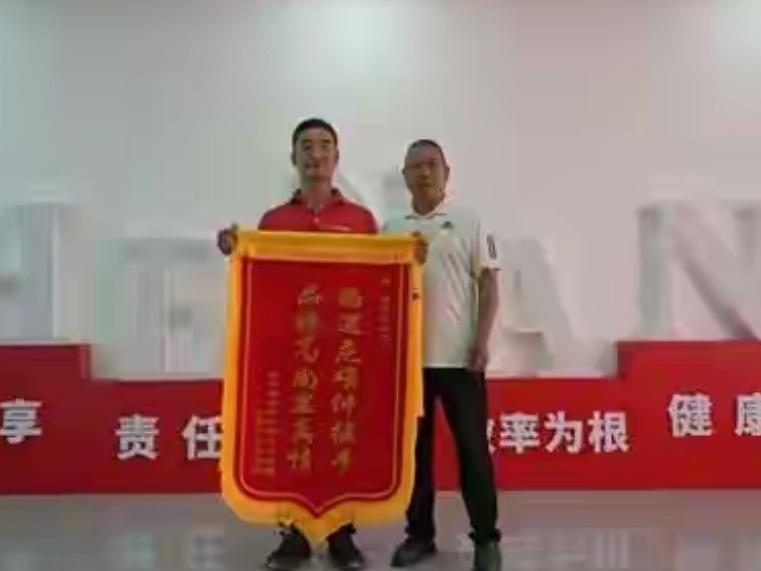 河南快递小哥救人后默默离开，七旬老人从汝州到郑州跨城苦寻：就想问声恩人叫啥名
