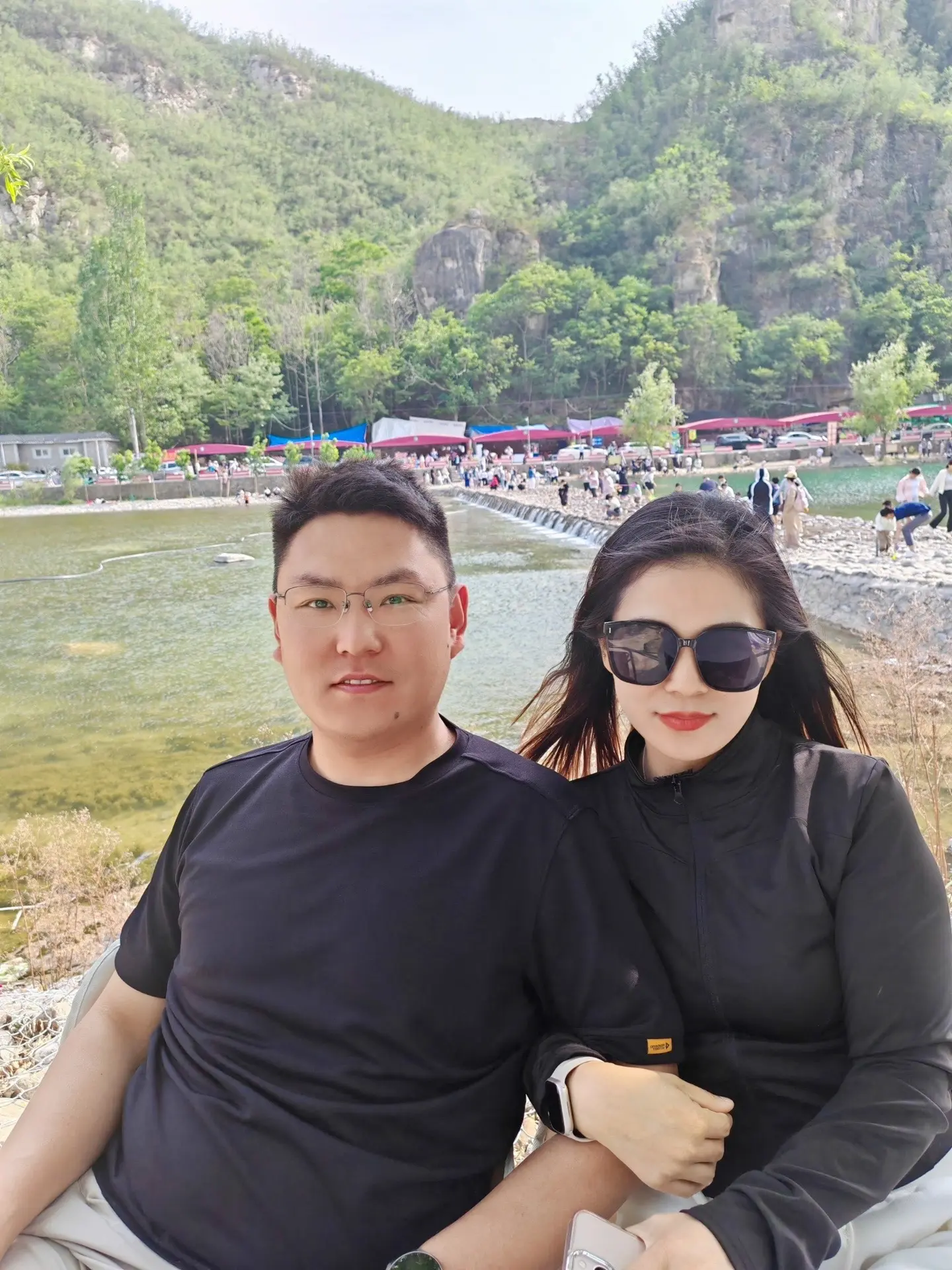 是夫妻 是挚友 是合作伙伴 也是人生战场上的盟友 未来的日子继续共赴人...