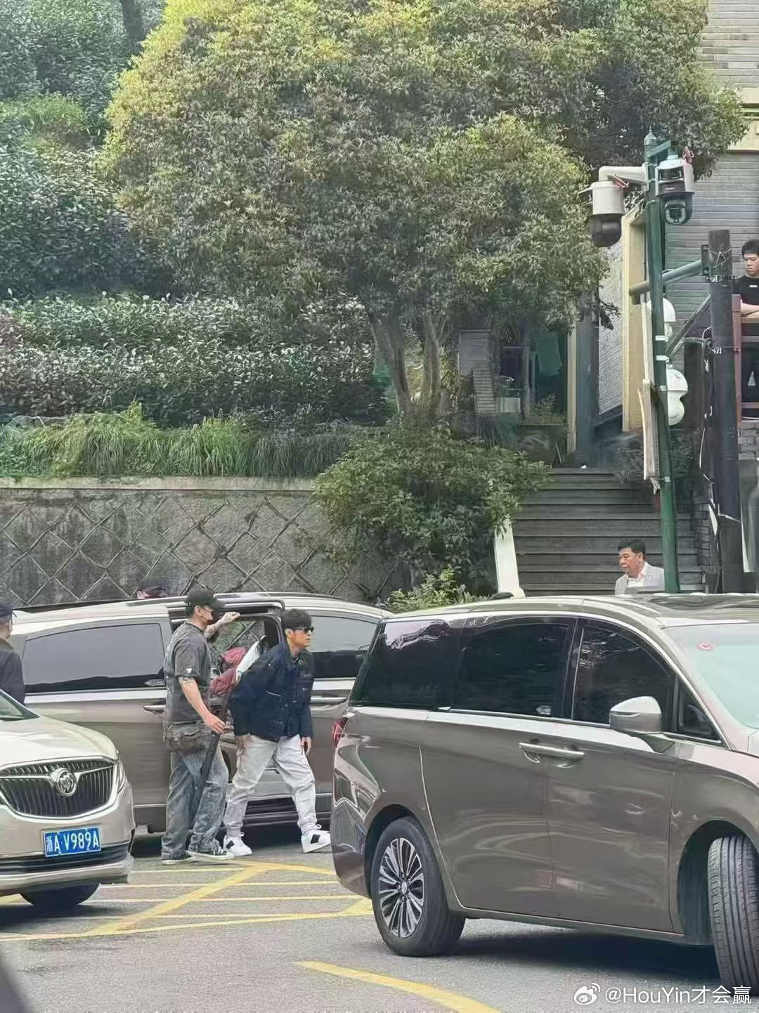 杰伦在高速堵着也憋不住了吧这看着是GL8吧 