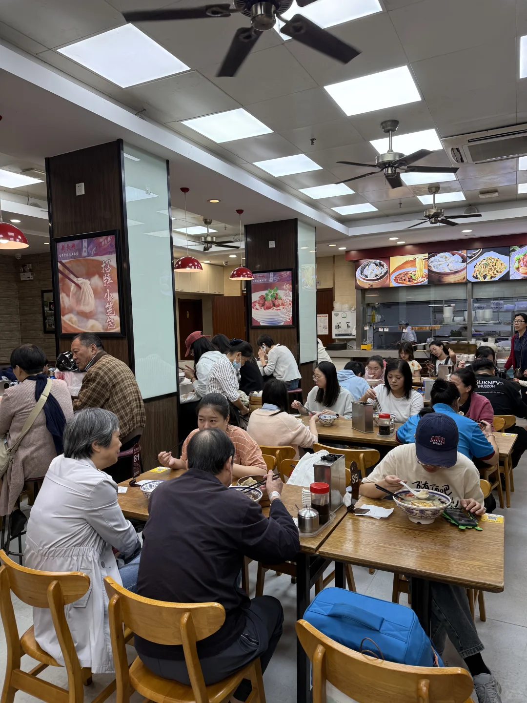 坐满本地人的百年老店，才是真的好吃！