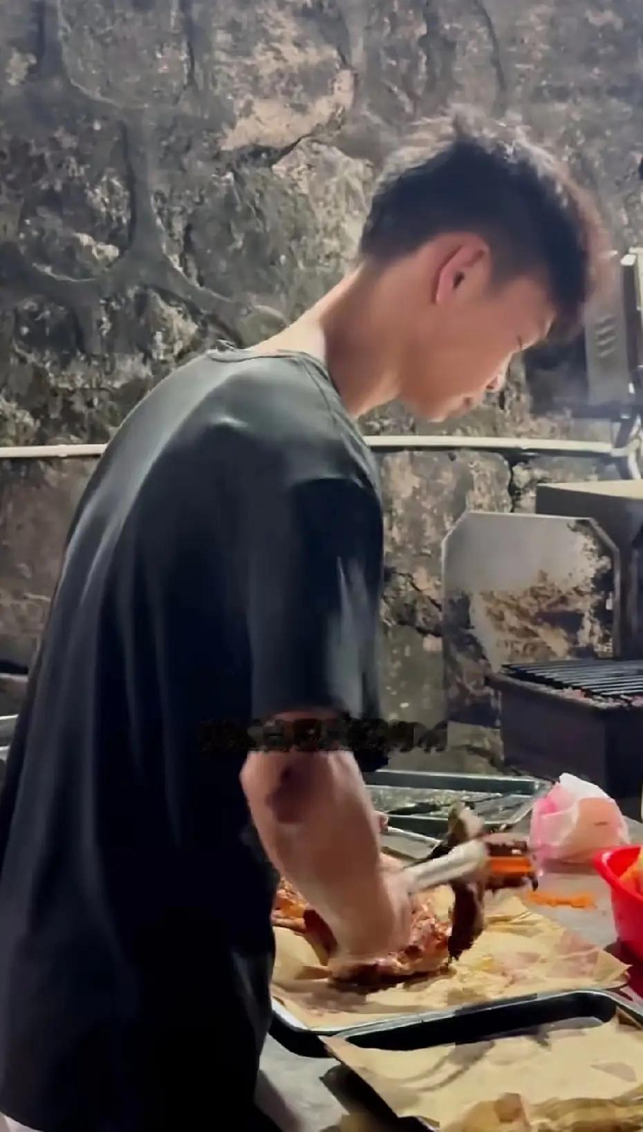 人怕出名猪怕壮。16岁上年烤鸡一战成名，又有人出来网暴少年郎用肉宝王。肉宝王是允