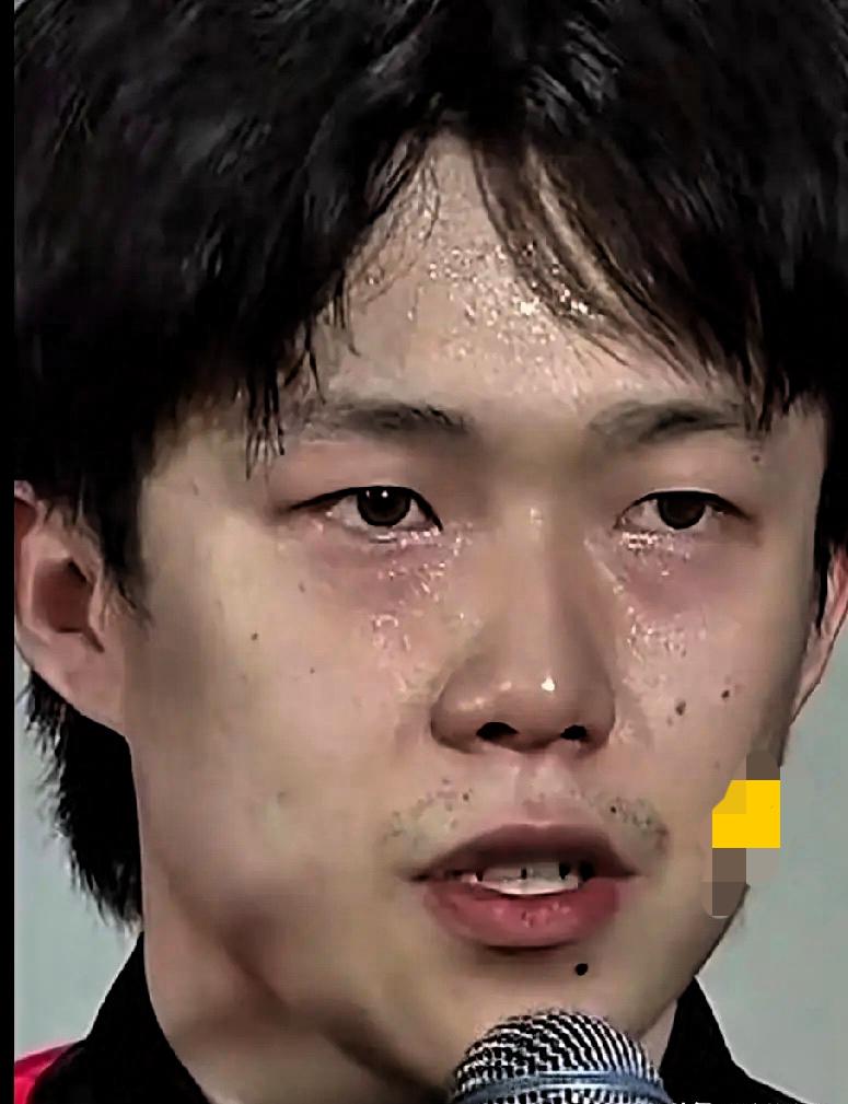 看到这一幕，泪目了！
​“成都混团”中国队8：4战胜德国队，赛后，满脸汗水的王楚