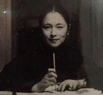 1918年，广东女子结婚6年不能生育，被丈夫抛弃，谁料，却被年轻军官求婚。她摇头
