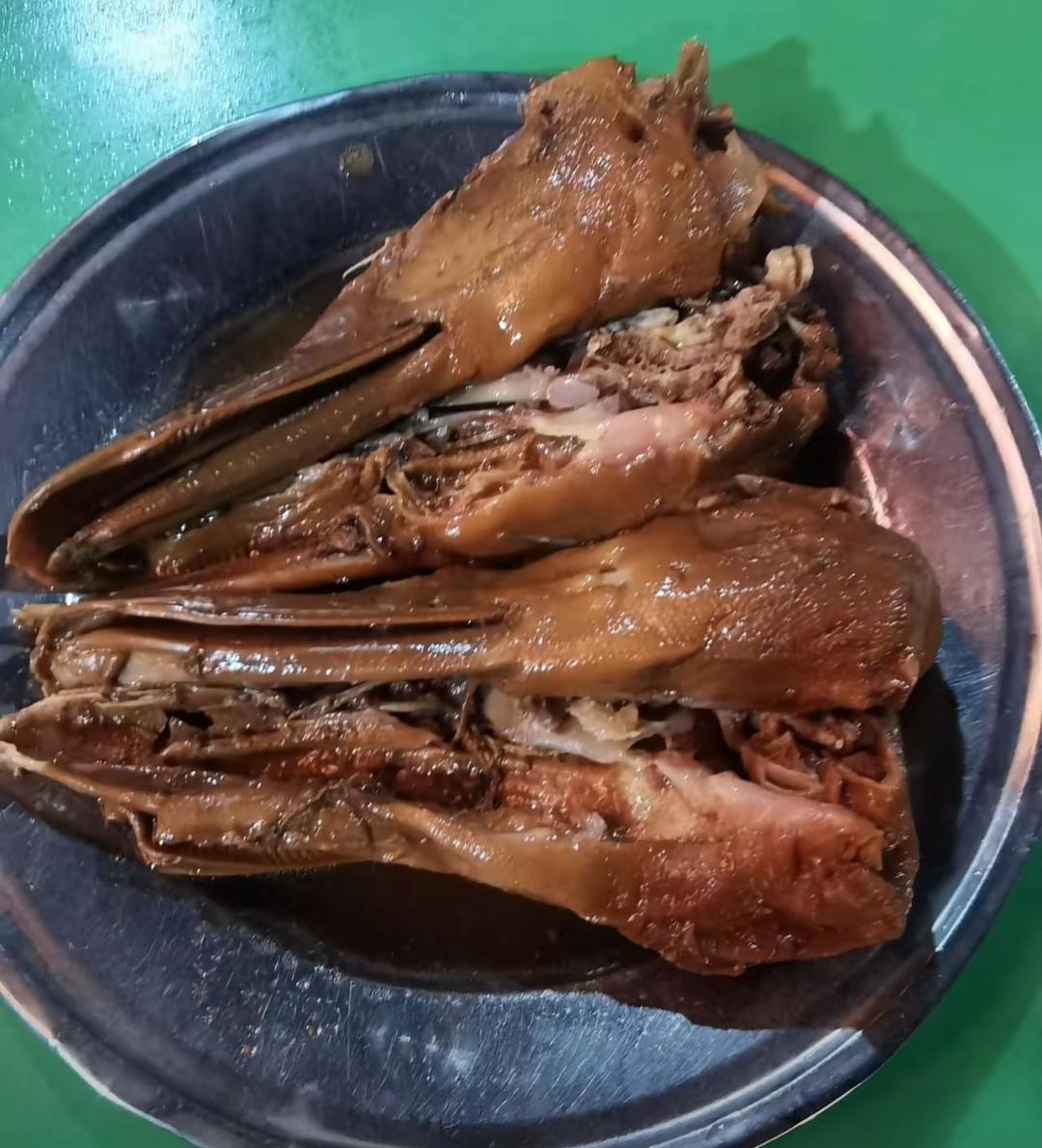 金盘玉箸，美味满堂。我想问一下[作揖]只有山东人爱吃鸭头吗？真是下酒神器。南方人