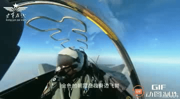歼20的飞行员在为啥点赞？我感觉吧，估计是在为图二中的歼16[无辜笑]点赞。

