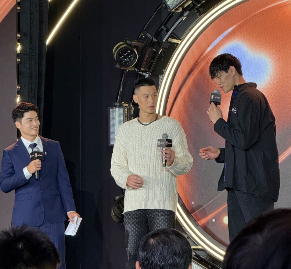 微博与NBA正式达成战略合作曾凡博与林书豪在现场同框出现‼️NBA官方球迷社区正
