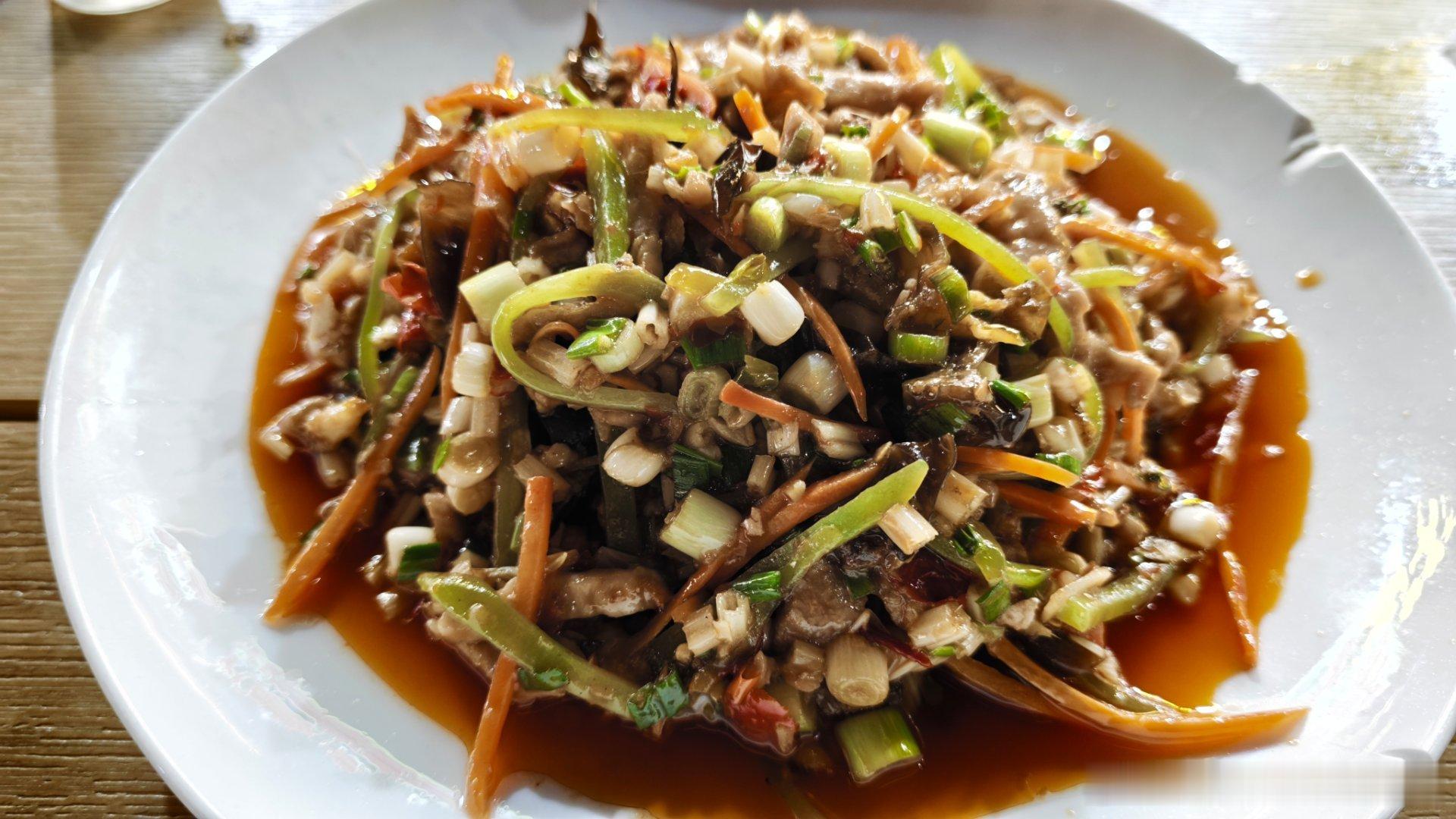 决不能放过在四川的任何一顿饭！必须出去找个小饭馆吃！这连室内用餐空间都没有的小饭