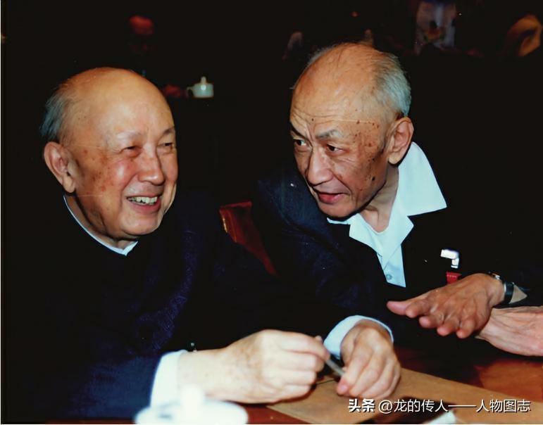 1991年5月，中国科协第四次全国代表大会期间，钱学森在人民大会堂与朱光亚交谈