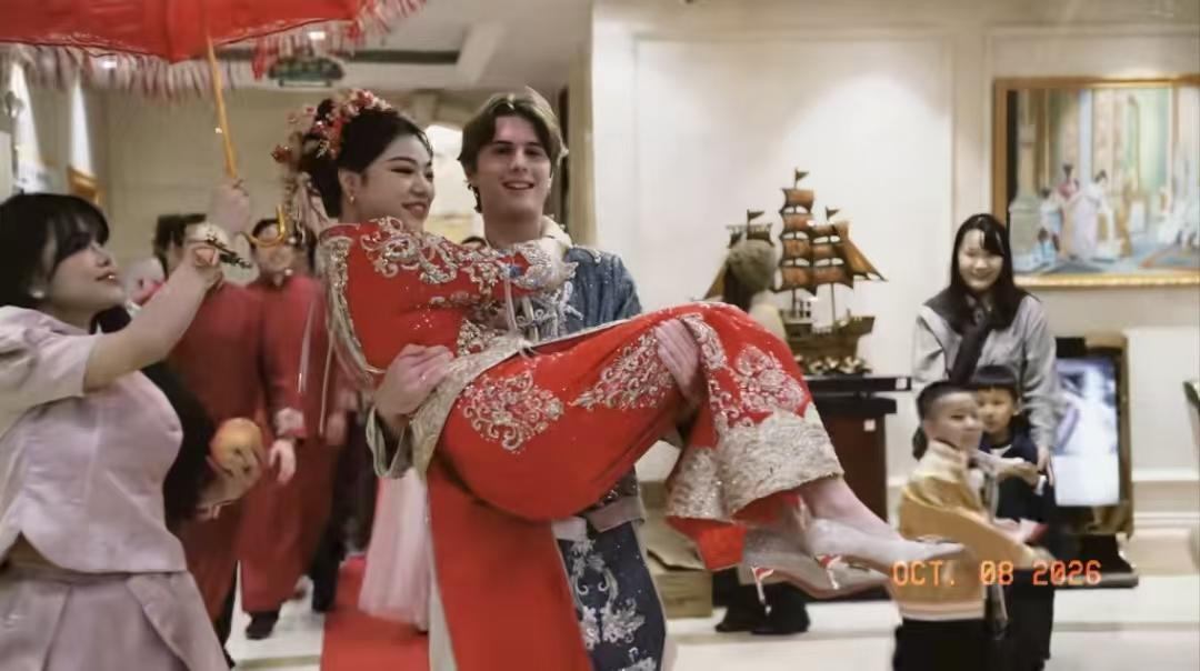 女生分享新婚喜悦，嫁给了意大利白男。女生是湖南长沙人，家里条件不错，男生入赘女方