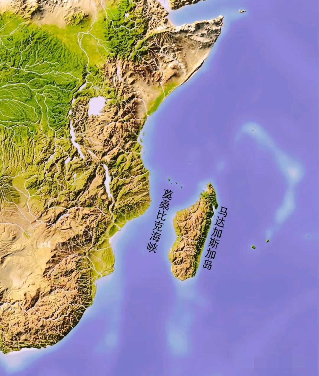 为什么马达加斯加岛东海岸这么笔直？

经常看地形图的朋友可能会发现一个奇特的现象